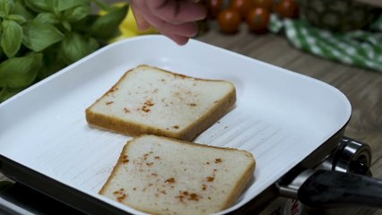 2 Omelette with cherry tomatoes and Roquefort cheese