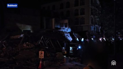 Sındırgı'da meydana gelen 6,1 büyüklüğündeki deprem sonrası bazı binalar yıkıldı