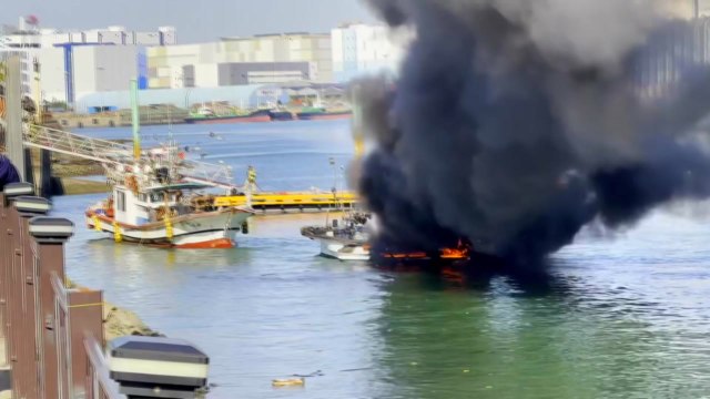 인천 화수부두 꽃게잡이 어선에서 불...다친 사람 없어 / YTN
