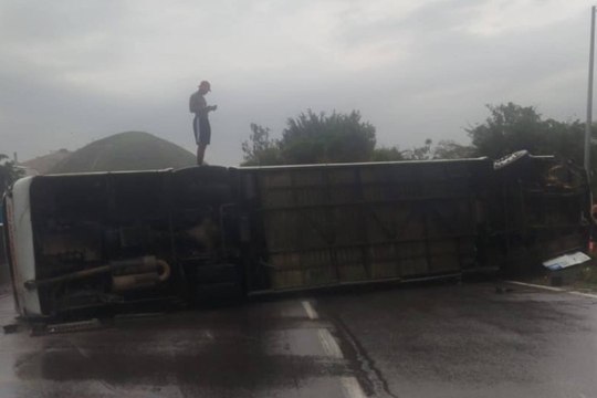 Así volcó el autobús de aficionados del Flamengo: una cámara grabó el accidente