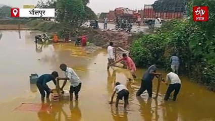 खेत में पलटे टैंकर से तेल लूटने वाहनों पर बर्तन लेकर पहुंचे ग्रामीण, 2 घंटे में 40 टन तेल पार