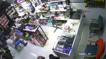 Görüntüler Bursa’dan… Deprem anında çayını almayı unutmadı