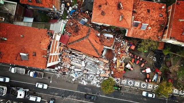 Sındırgı’da 6.1’lik depremde yıkılan ve hasar gören binalar havadan görüntülendi