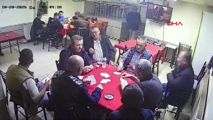 Depremde herkes kaçarken, çayını sigarasını alıp çıktı