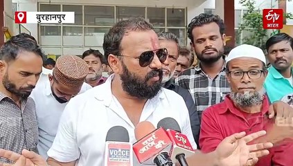 बढ़ा हुआ वेतन न मिलने से मजदूरों का फूटा गुस्सा, कामबंद हड़ताल कर कलेक्ट्रेट में किया प्रदर्शन