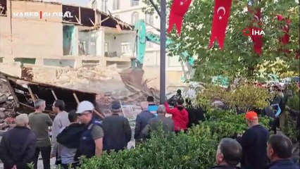 Balıkesir'de 6.1'lik depremde yıkılan binaların enkazı kaldırılıyor