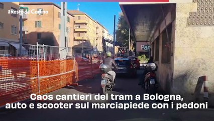 Caos cantieri del tram a Bologna, auto e scooter sul marciapiede con i pedoni. Video