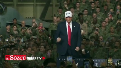 Trump podyumda askerlerine karşı dans etti