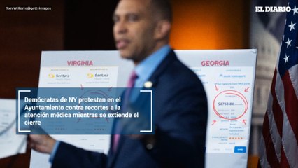 Demócratas de NY protestan en el Ayuntamiento contra recortes a la atención médica mientras se extiende el cierre
