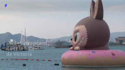 Un Labubu géant dans la baie de Hong Kong