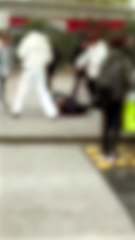 Prato, aggressione choc davanti a scuola: calci in testa al 16enne