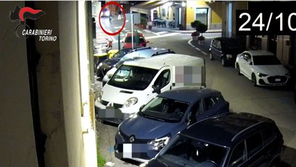 Caselle, rubano in condominio ma la padrona di casa li scopre