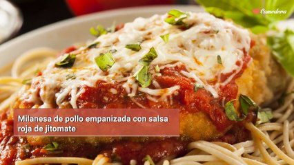 Milanesa de pollo empanizada con salsa roja de jitomate