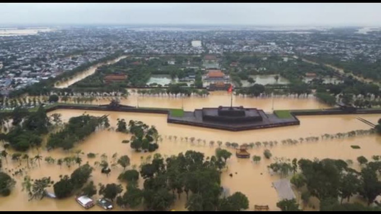 Vietnam, l'antica capitale imperiale Hue è allagata