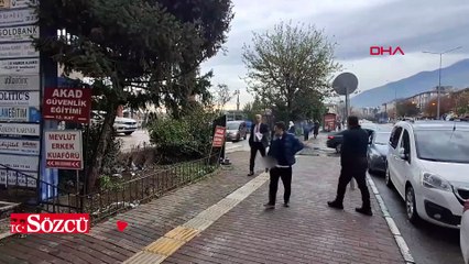 Tepki görünce geri dönüp yere attığı çöpleri topladı