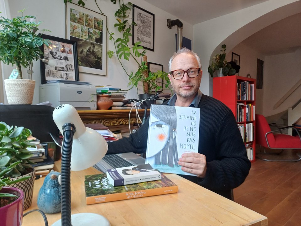 Vincent Zabus présente La Semaine où je ne suis pas morte, BD sur le mal-être et la lumière à donner aux ados