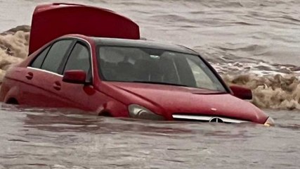 सूरत के बीच पर समंदर में फंसी मर्सिडीज, Video