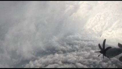 L'aereo militare Usa sorvola l'occhio dell'uragano Melissa