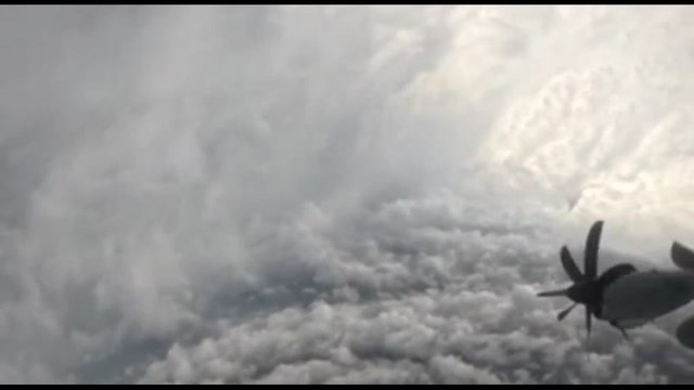 L'aereo militare Usa sorvola l'occhio dell'uragano Melissa