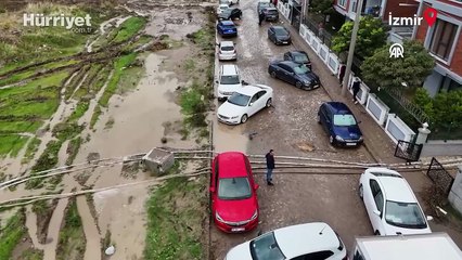 İzmir'in Bergama ilçesinde sağanak yağış hayatı olumsuz etkiledi