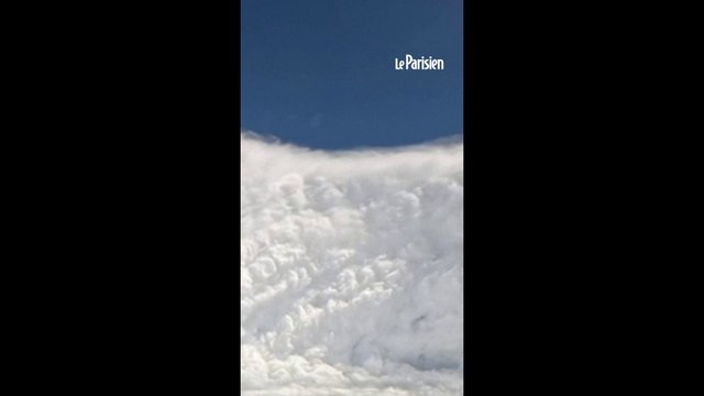 L'oeil de l'ouragan Melissa filmé depuis un avion