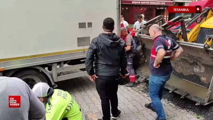 İstanbul'da yolun çökmesi sonucu bir kamyonun arka tekeri oluşan çukura sapland