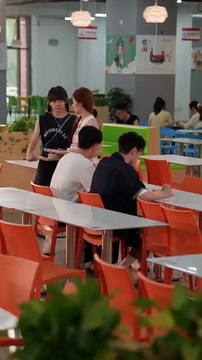 After running away from her marriage, she actively flirted with Liang Jingsen, a top student in the finance department, but at the height of her feelings, she turned away. When they met again, their positions were reversed, and he became the one who had t