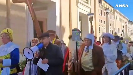 Vaticano, da Pulcinella a Colombina: tutti in maschera alla Porta Santa