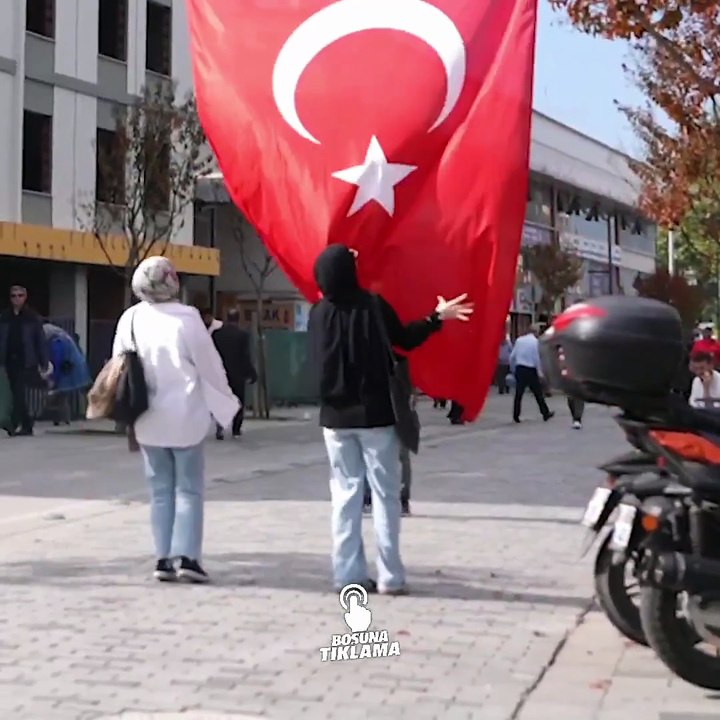 Sosyal medyaya damga vuran deney: Bayrak sevgisine bir de böyle bakın!