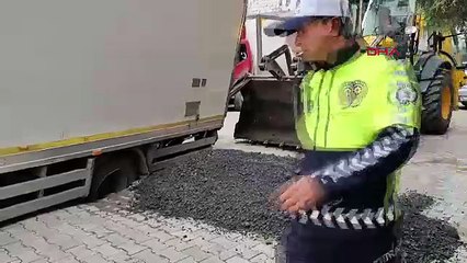 İstanbul'da yol çöktü; kamyon çukura düştü