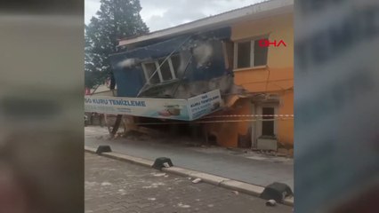 Sındırgı'da hasarlı binanın çökme anı kamerada