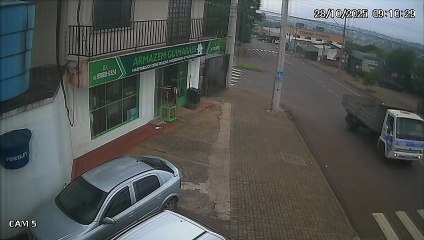 Câmeras de segurança registram momento de acidente na Rua Poente Sol