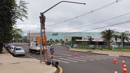 Semáforos da Jacarezinho com Avenida Brasil são reposicionados para melhorar a visualização dos motoristas em Cascavel