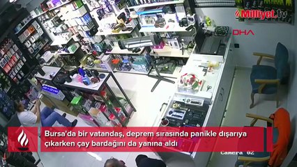 Yer: Bursa! Sındırgı depremine iş yerinde yakalandı, kaçarken çay bardağını unutmadı