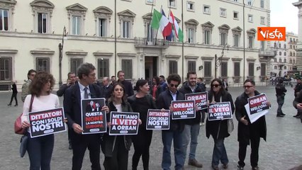 Viktor Orbàn arriva a Palazzo Chigi, il flashmob di protesta di +Europa, con Magi