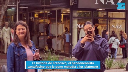 La historia de Francisco, el bandoneonista santafesino que le pone melodía a los platenses