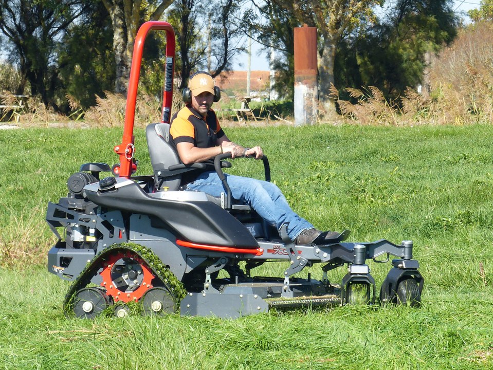 ALTOZ, DES ZERO-TURN A CHENILLES ET A ROUES