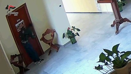 Entra a scuola con lo zainetto e ruba pc e soldi a Bari: le telecamere incastrano ladro seriale