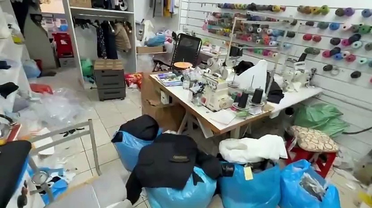 A Milano la sartoria del falso: etichette dei grandi marchi cucite su abiti già confezionati