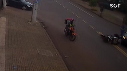 Jovem motociclista sofre fratura após forte colisão no Bairro Brasmadeira em Cascavel