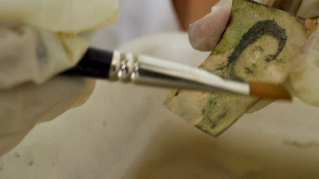 Après les inondations de Valence, des milliers de photos sauvées de la boue