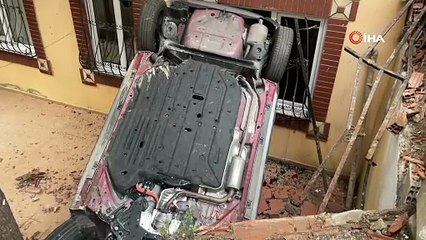 Fren yerine gaza basan sürücü bahçeye uçtu