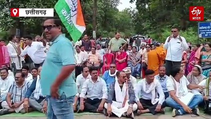 धमतरी के नगरी में कांग्रेसियों का प्रर्दशन, स्टेट हाइवे किया जाम, सहकारी समिति के कर्मचारियों ने भी निकाला मार्च