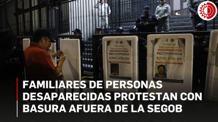 Madres y padres buscadores del Edomex protestaron con basura afuera de la Segob