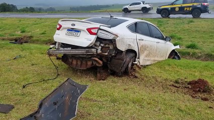 Fusion aquaplana e sai da pista na BR-163, no Contorno Oeste