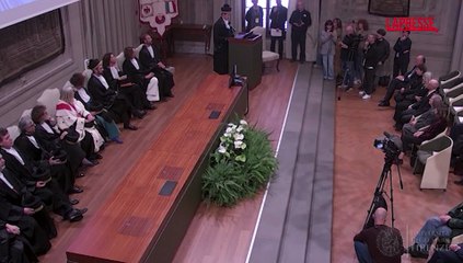 Roberto Bolle si commuove durante il discorso per la laurea honoris causa