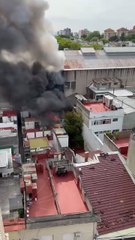 Terror en Parque Patricios: un incendio en un taller mecánico obligó a evacuar dos escuelas y dejó nueve personas asistidas