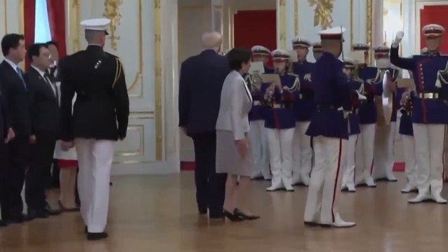 Trump wanders off during walk with Japanese Prime Minister