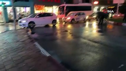 Fırtına tonlarca ağırlıktaki çatıyı karayoluna savurdu, muhtemel faciadan dönüldü