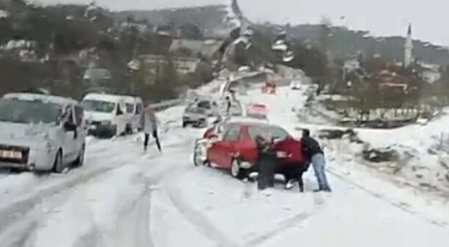 Seydikemer’de dolu yağdı: Sokaklar Beyaza Büründü